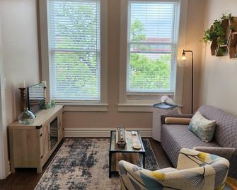 Summer Fling 2nd Floor Downtown Suite - South Haven - Living room