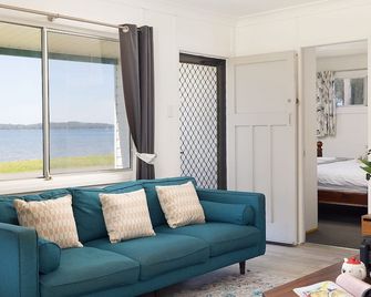 Waterfront Cottage - Hawks Nest - Sala de estar