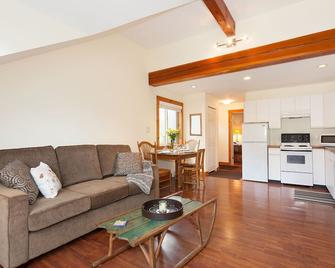 Pemberton Valley 1 Bedroom Suite King Si - Pemberton - Living room