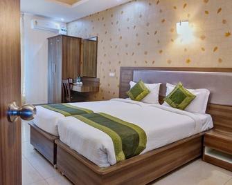 OYO 10533 Hotel Victory Grand - Attibele - Bedroom