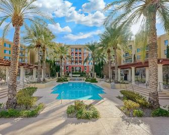 Panoramic Lake View Penthouse, Large Covered Deck, Steps to the Lake, Grocery - Henderson - Pool