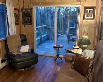 Beautiful & peaceful cabin w/ deck garden & fire-pit - Murphy - Huiskamer
