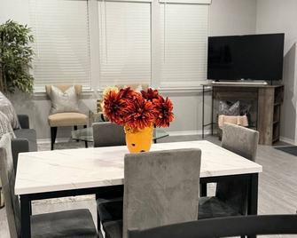Newly Built Family Townhome near Fort Cavazos: Perfect Short-Term Retreat! - Copperas Cove - Їдальня