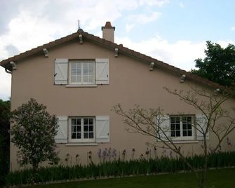 A la Volette, chambres d'hôtes, 2 à 6 personnes, linge et petit déjeuner inclus, jeux-cabanes pour enfants, - Pouillé - Budova