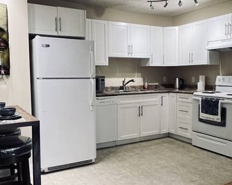 Downtown River Valley Bachelor Suite Condo, NON Smoking, 12 inches Queen Bed, Beautiful Minimalist, very convenient every where - Edmonton - Kitchen