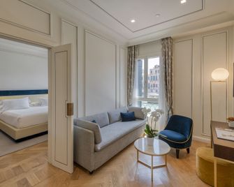 إتش 10 بالاتسو كانوفا - البندقية - غرفة معيشة