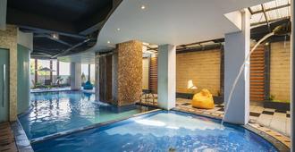 雅加達格洛里亞套房酒店 - 雅加達 - 雅加達 - 游泳池