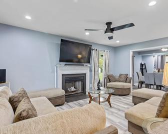 Luxury Stay! 15 min away from Fort Gregg-Adams. - Prince George - Sala de estar