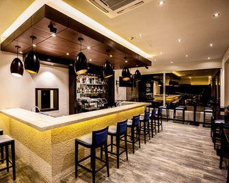 Hampton by Hilton Santa Cruz/Equipetrol, Bolivia - סנטה קרוס - בר