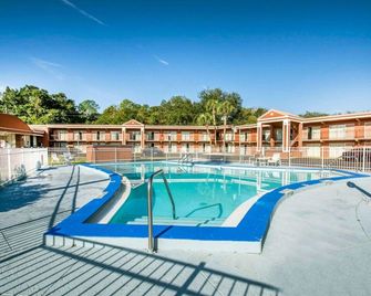 OYO Hotel Mustang Silver Spring Fl - Silver Springs - Басейн