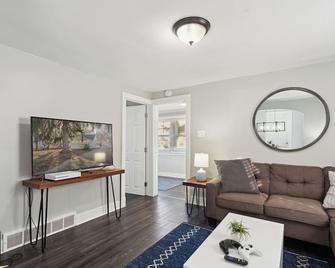 Little Loft of Adventure 1 Br Home, with Bonus Loft Area! - Lansing - Living room