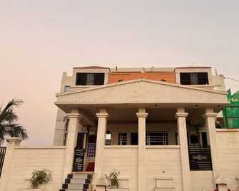 Hotel White Palace - Rajkot - Gebäude