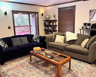 Lakeside Lodge 3BR Suite/hottub option LL123 - Franklin - Living room