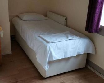 Swan Inn, Heathrow Airport - Staines-upon-Thames - Bedroom