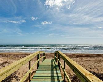 The Blue Haven - Cute Beach Bungalow With Easy Access to Sand and Gulf Waters! - Surfside Beach - Beach