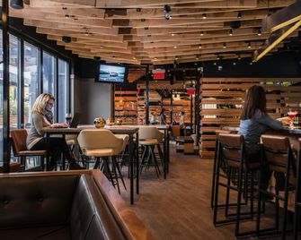 Delta Hotels by Marriott Waterloo - Waterloo - Bar