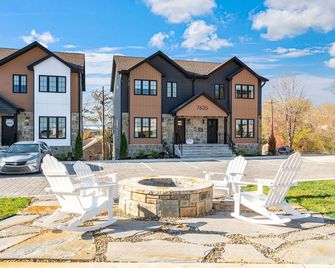 Charming 3-bedroom townhome in Powell with a fresh coastal vibe! - Powell - Building