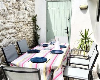 Beautiful apartment with terrace near beaches, shops. - La Flotte - Patio