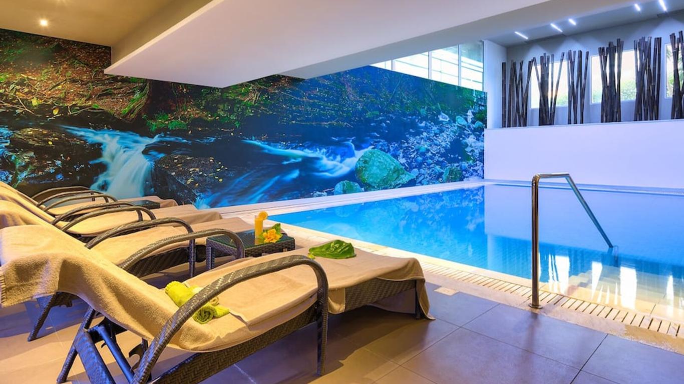 فور فيوز أويسيز هوتل