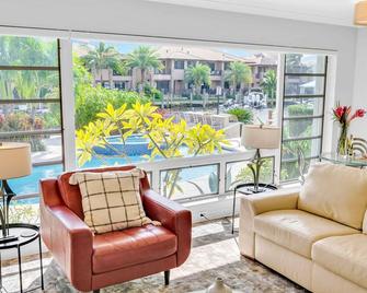 One-Bedroom Suite Heated Pool Dock Access Quiet Neighborhood Saltaire Four Resldences - Fort Lauderdale - Living room