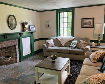 Historic IronMaster House at Springfield Falls - Mercer - Living room