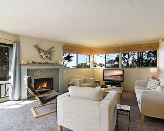 Great Cayucos Beach Home 2 Blocks to the Beach Pet Friendly! - Cayucos - Living room
