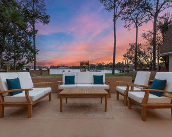 Waterfront home perfect for the whole extended family!!! - Fort Walton Beach - Patio