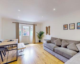 2 Bed with Garden & Free Parking near the Thames - London - Living room