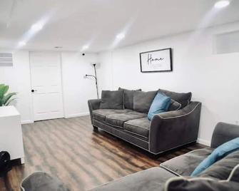Cozy 2 Bedrooms & 1 Bath - Livingston - Living room