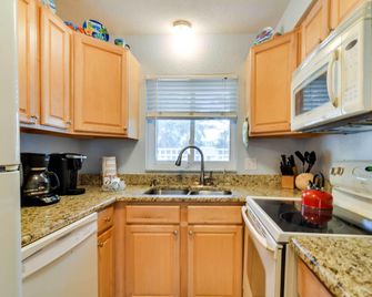 Steps to St Pete Beach Condo with Pool! - Saint Pete Beach - Kitchen