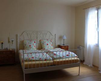 Guest House offers the tranquility of life directly on the Canal du Centre. - Dennevy - Habitación