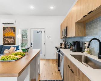 Gameday Getaway | Walk to Neyland Stadium - Knoxville - Kitchen