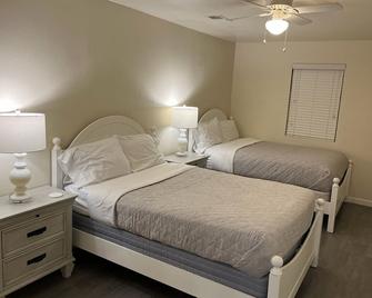 2 bedroom, 2 bath farmhouse - Blythe - Bedroom