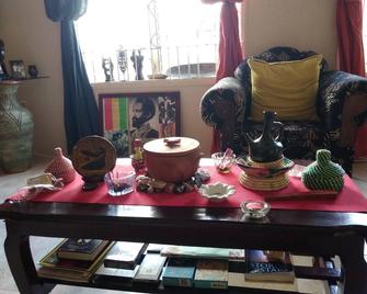 Sekhmet Healing Retreat - Mandeville - Comedor