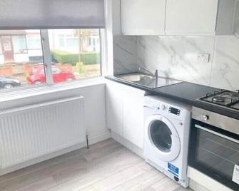 London Blissful Retreat - 4 Bedroom House - London - Kitchen