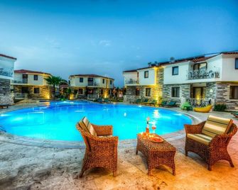 Hotel Calypso - ดาลยัล - สระว่ายน้ำ