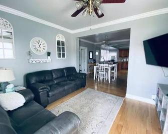 3bed 2bath nestled in cozy Grandview neighborhood - Dubuque - Living room