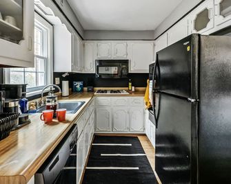 Eclectic 4Bed with BBQ-Firepit-Games-secretGarden & 7 mile to Downtown - Mount Lebanon - Kitchen