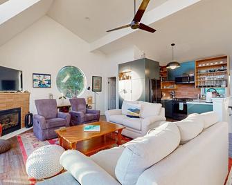 South Harbour Retreat | Water Views | Walk to Beach, Golf Course & Hiking - Bodega Bay - Living room
