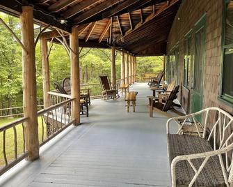 Charming & Convenient 6 Bedroom Mountainside Lodge - Elizabethtown