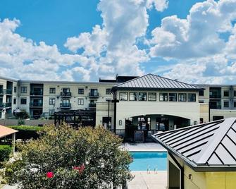 2bed/2bath W/ Poolside View In Southpark! - Charlotte - Bâtiment