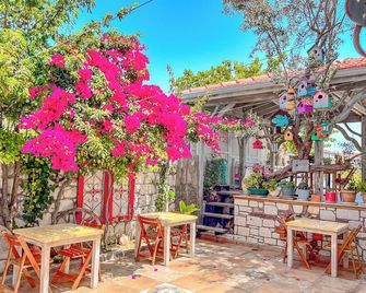 Ruzgar Gulu Butik Otel - Alacati - Patio