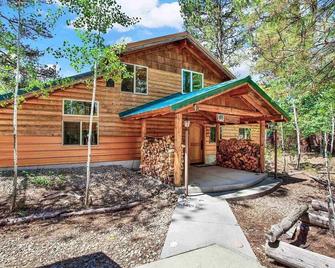 Fantastic Riverside Cabin with Hot Tub, WFI and Pet Friendly! - Garden Valley - Edificio
