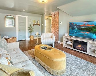 Cottagecore by the Shore - Cleveland - Living room