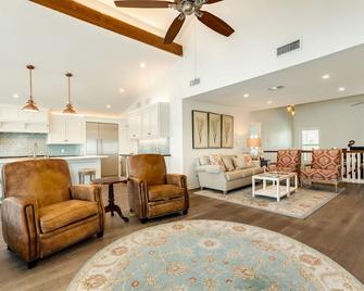 Private Pool, Gas Grill, 2 Smokers, 2 Boat Slips, Huge Deck & Patio & More! - Jamaica Beach - Living room