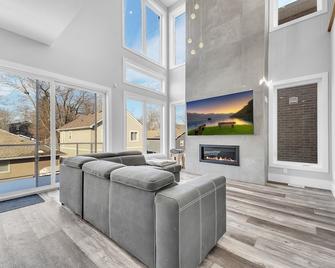 Grand Bend Modern Living Upper Unit with Separate Entrance Vacation Rental. - Grand Bend - Living room