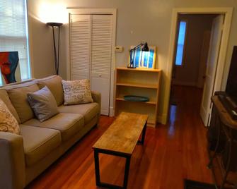 Urban Retreat on Flint - Jonesboro - Living room