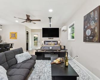 Hickory Hideaway: Patio Paradise w/ Community Pool - Hickory - Living room