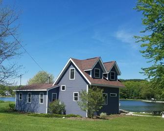Lakefront Cadillac Cottage on Private Lake - 2BA, Sleep 6-8 - Cadillac - Building