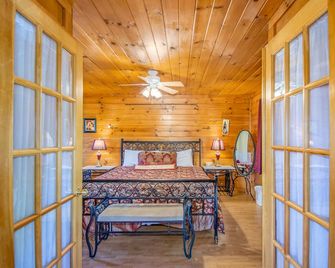 Ladybug Resort Romantic Cabin With Mountain Views, Game Room, Close to Dollywood - Sevierville - Sypialnia